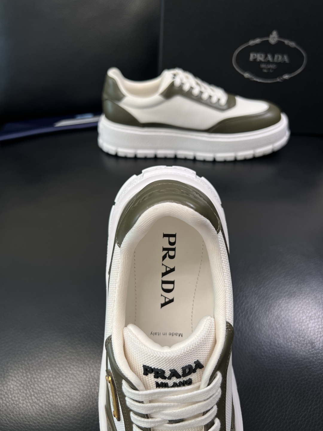 Prada  顶级工艺品，普拉达 专柜同步，原厂配置意大利进口牛皮拼布面料，进口牛皮内里垫，透气舒适，鞋