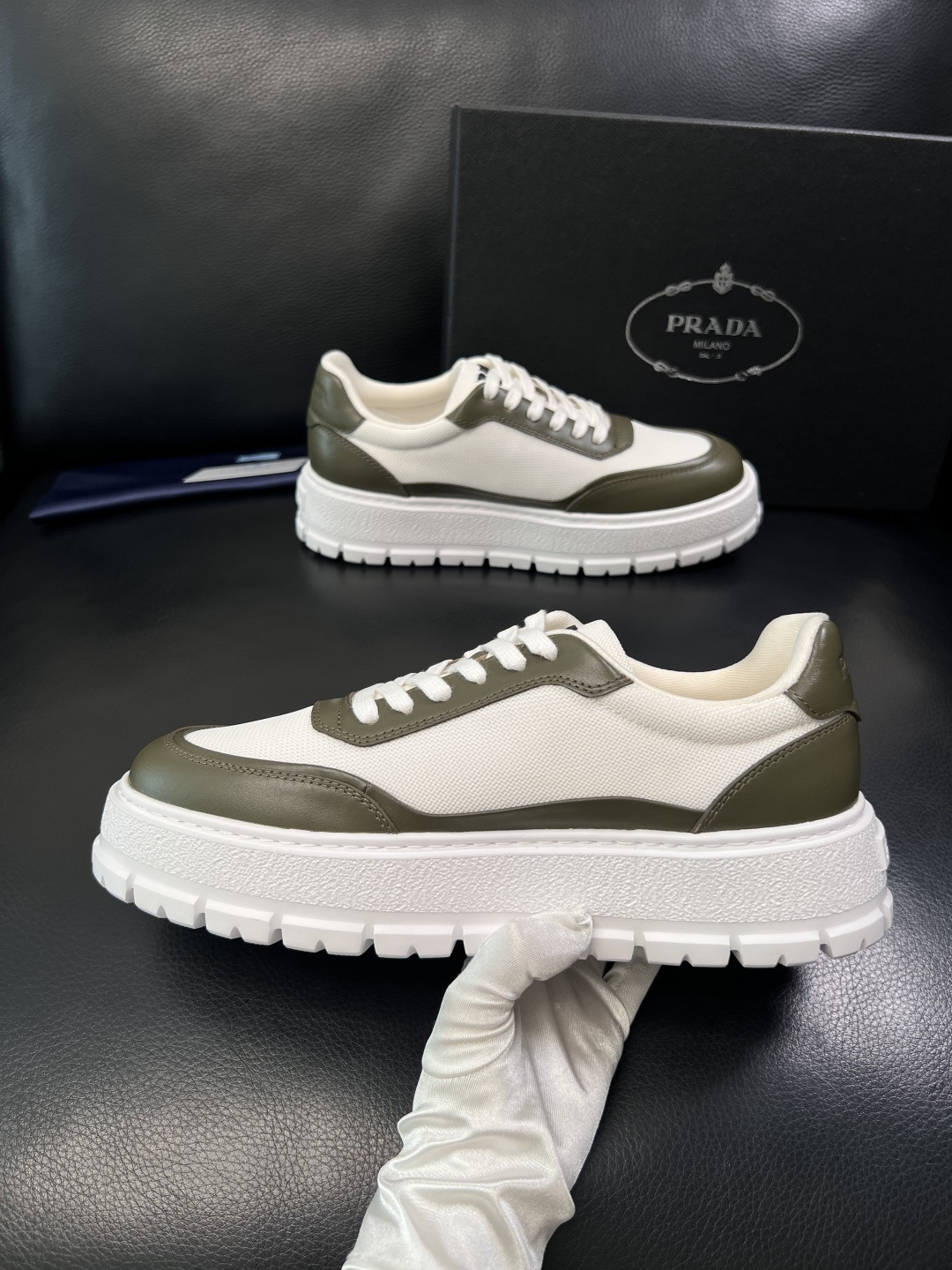 Prada  顶级工艺品，普拉达 专柜同步，原厂配置意大利进口牛皮拼布面料，进口牛皮内里垫，透气舒适，鞋