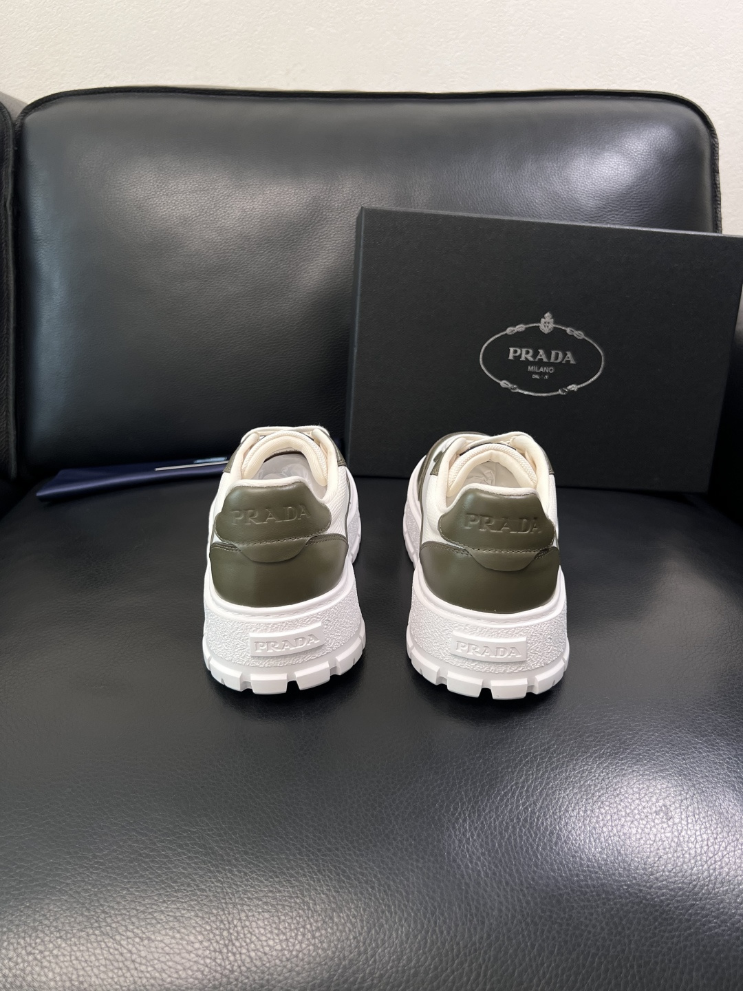 Prada  顶级工艺品，普拉达 专柜同步，原厂配置意大利进口牛皮拼布面料，进口牛皮内里垫，透气舒适，鞋