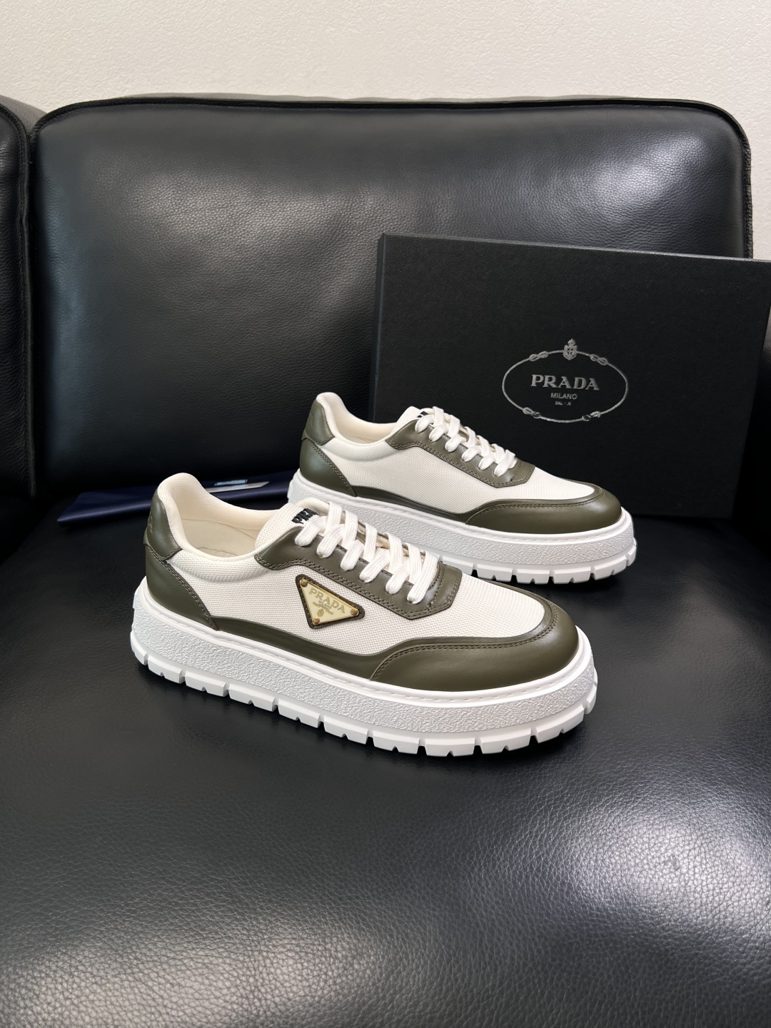 Prada  顶级工艺品，普拉达 专柜同步，原厂配置意大利进口牛皮拼布面料，进口牛皮内里垫，透气舒适，鞋