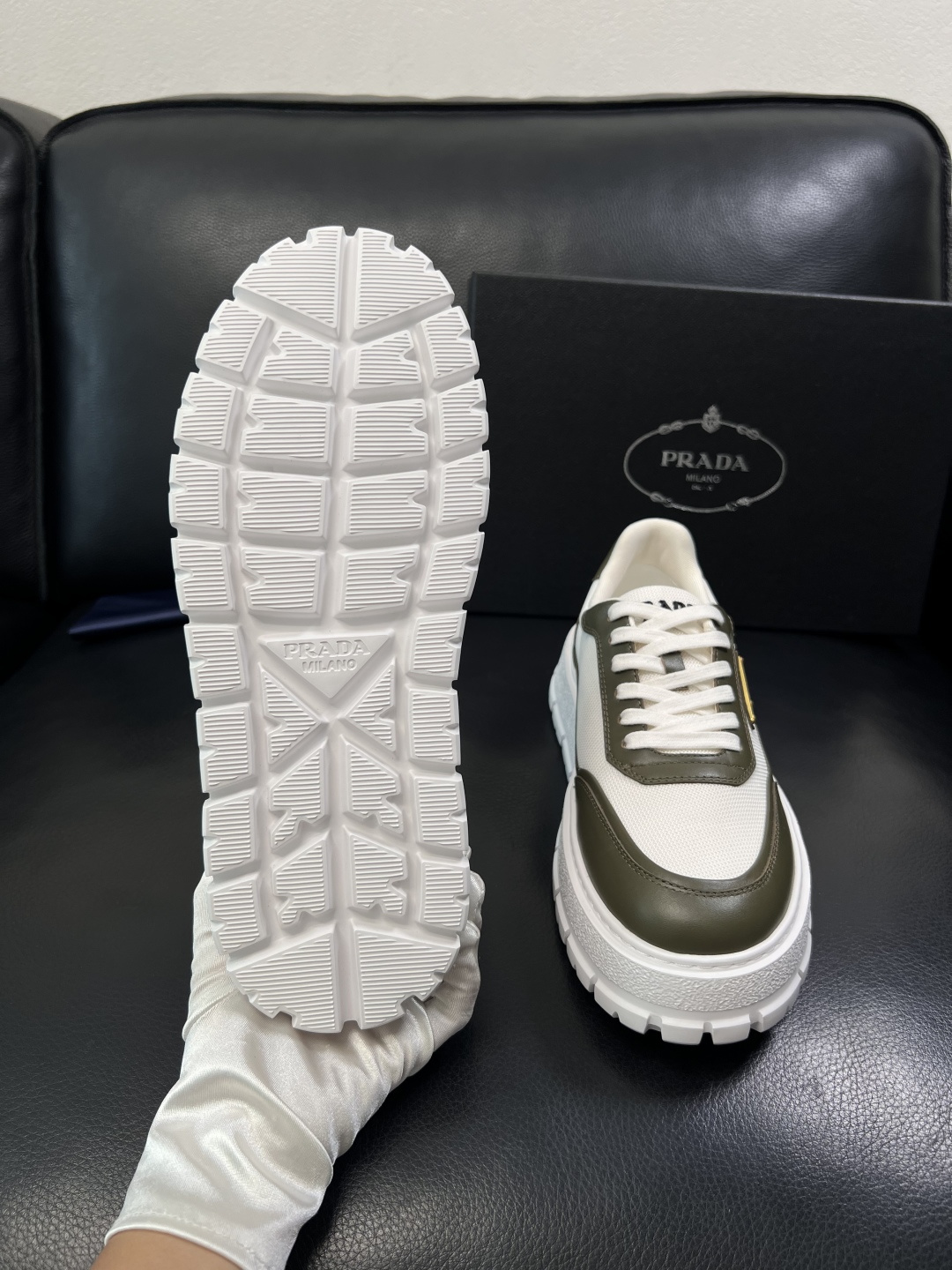 Prada  顶级工艺品，普拉达 专柜同步，原厂配置意大利进口牛皮拼布面料，进口牛皮内里垫，透气舒适，鞋