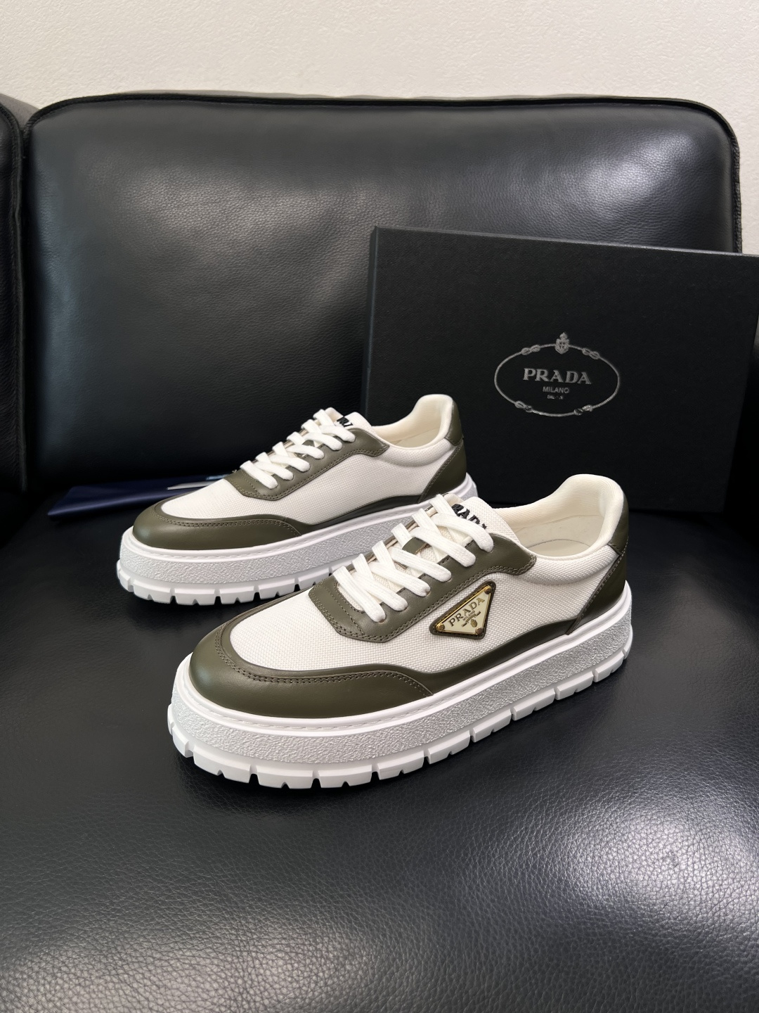 Prada  顶级工艺品，普拉达 专柜同步，原厂配置意大利进口牛皮拼布面料，进口牛皮内里垫，透气舒适，鞋