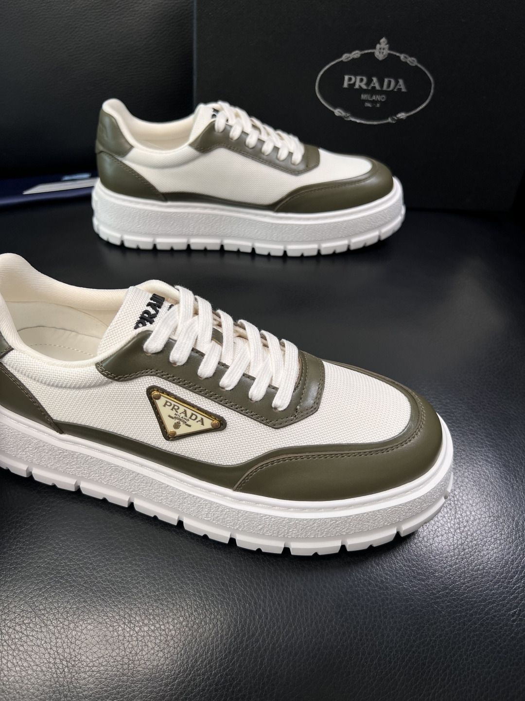Prada  顶级工艺品，普拉达 专柜同步，原厂配置意大利进口牛皮拼布面料，进口牛皮内里垫，透气舒适，鞋