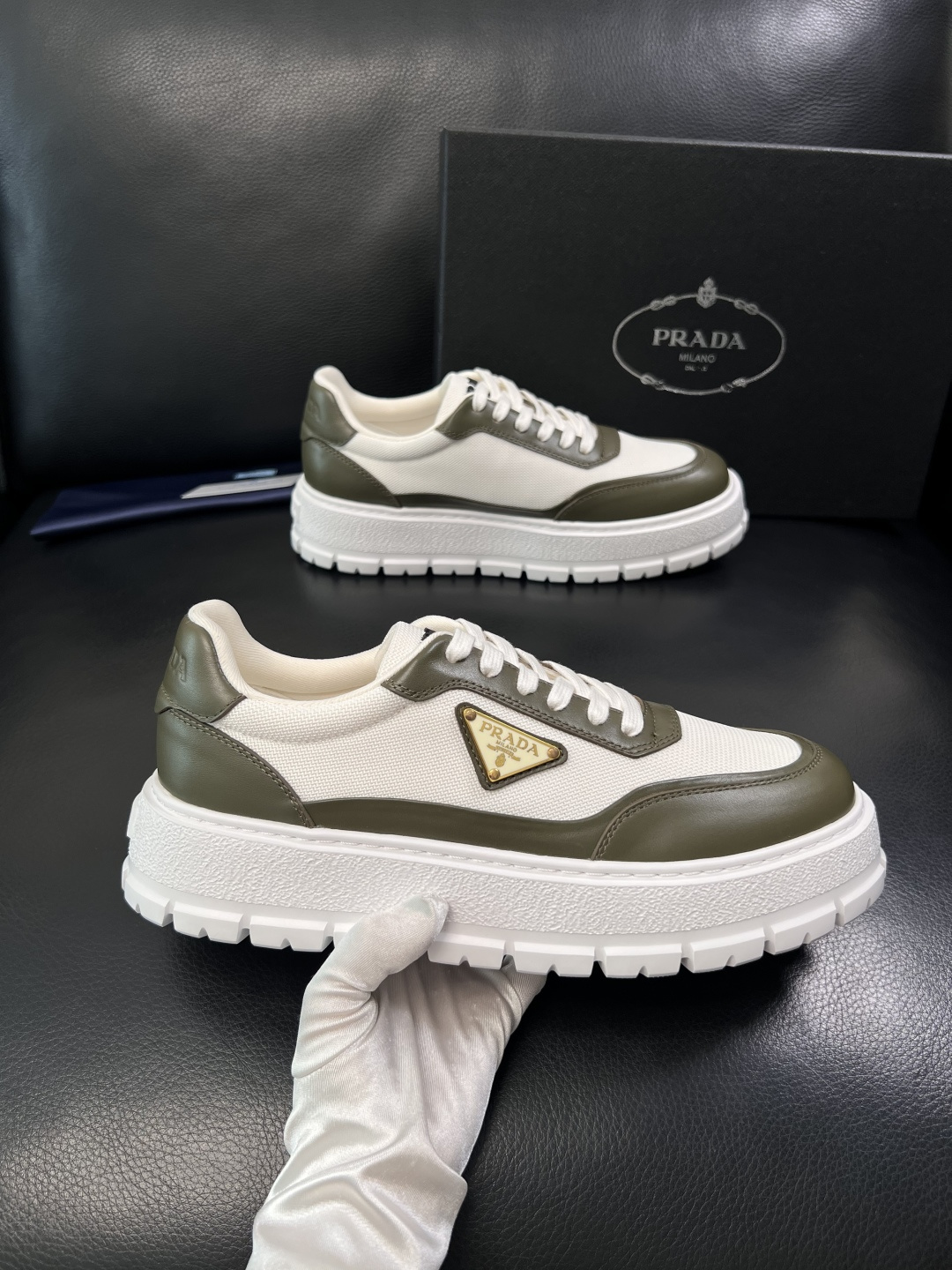Prada  顶级工艺品，普拉达 专柜同步，原厂配置意大利进口牛皮拼布面料，进口牛皮内里垫，透气舒适，鞋