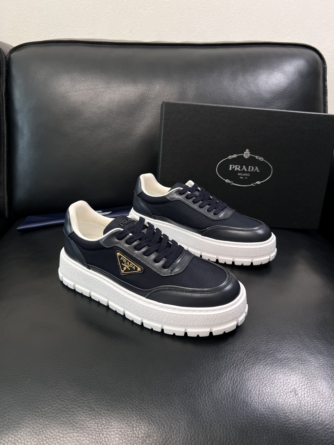 Prada  顶级工艺品，普拉达 专柜同步，原厂配置意大利进口牛皮拼布面料，进口牛皮内里垫，透气舒适，鞋