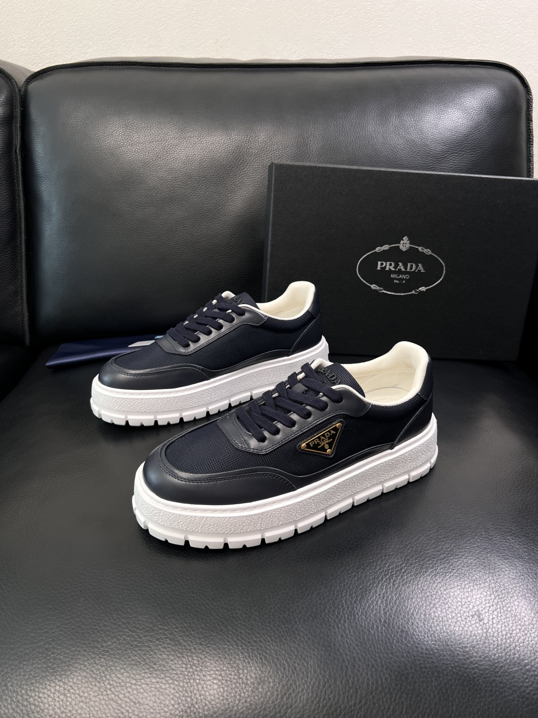 Prada  顶级工艺品，普拉达 专柜同步，原厂配置意大利进口牛皮拼布面料，进口牛皮内里垫，透气舒适，鞋