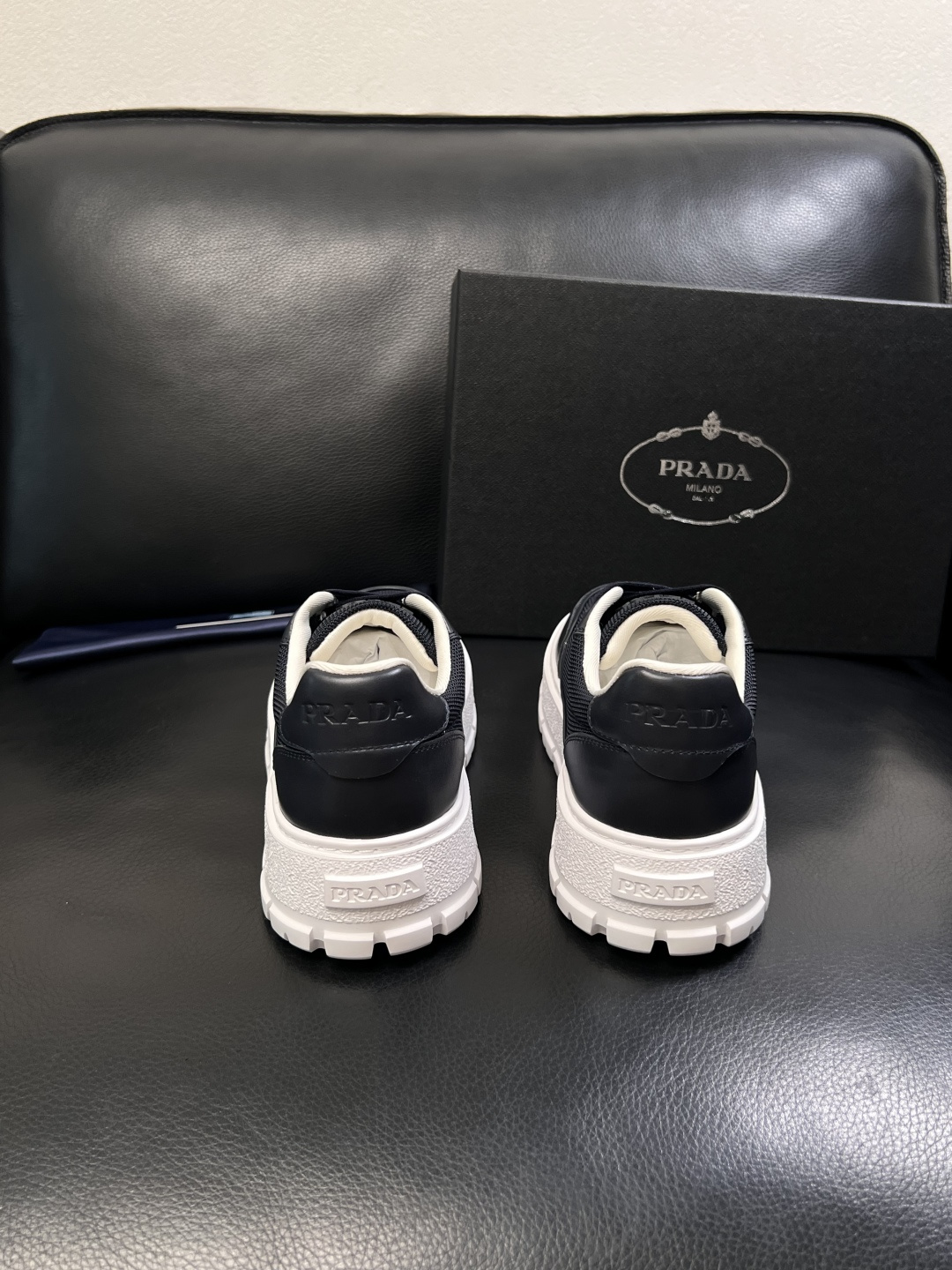 Prada  顶级工艺品，普拉达 专柜同步，原厂配置意大利进口牛皮拼布面料，进口牛皮内里垫，透气舒适，鞋