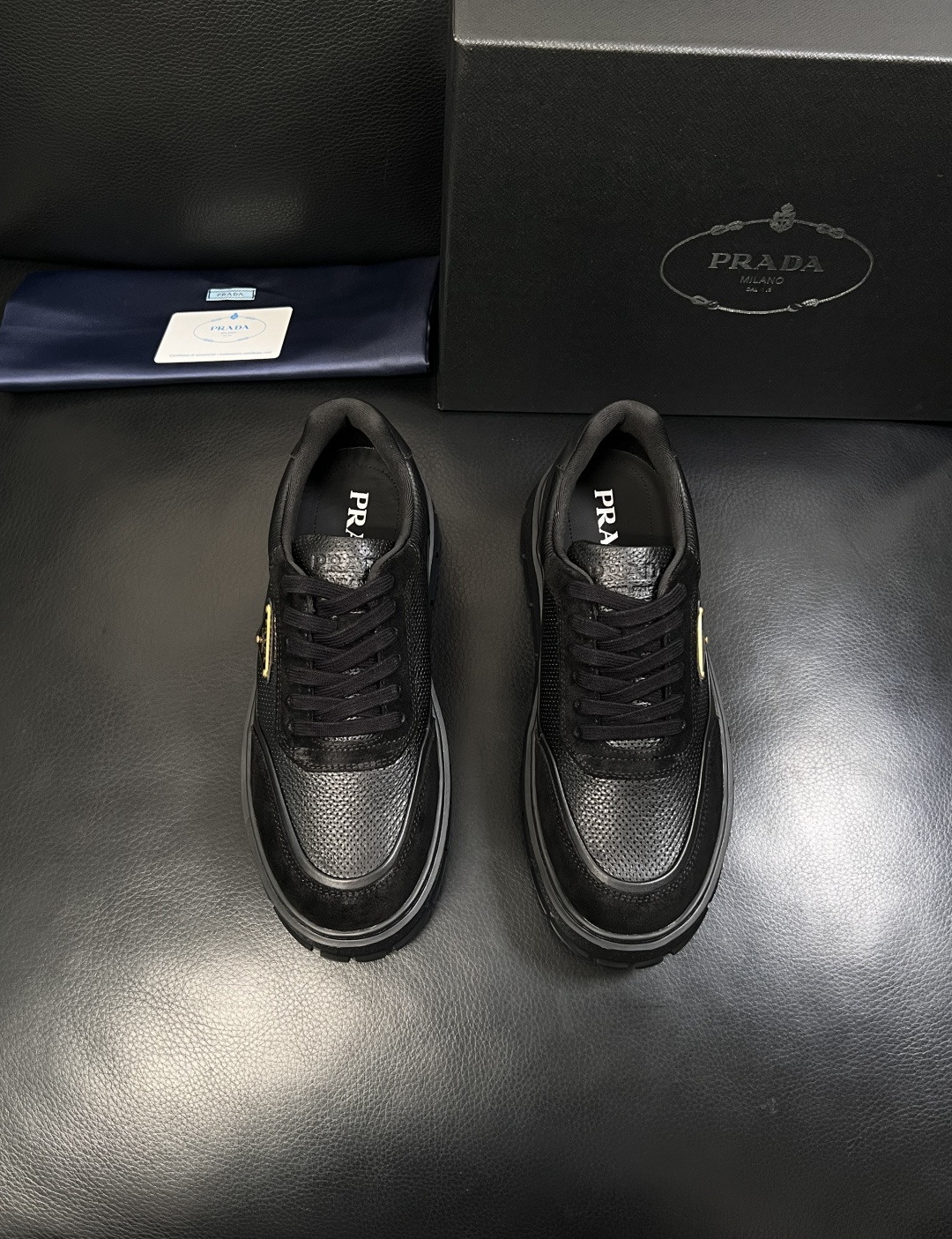 Prada  顶级工艺品，普拉达 专柜同步，原厂配置意大利进口牛皮面料，进口牛皮内里垫，透气舒适，鞋底：