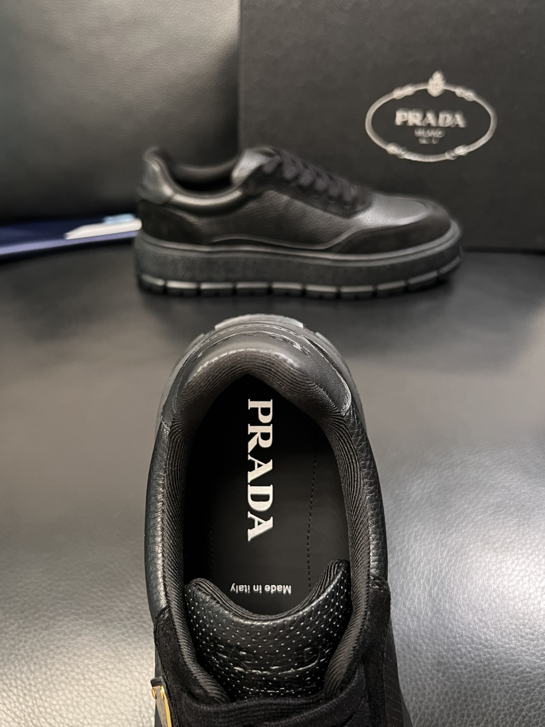 Prada  顶级工艺品，普拉达 专柜同步，原厂配置意大利进口牛皮面料，进口牛皮内里垫，透气舒适，鞋底：