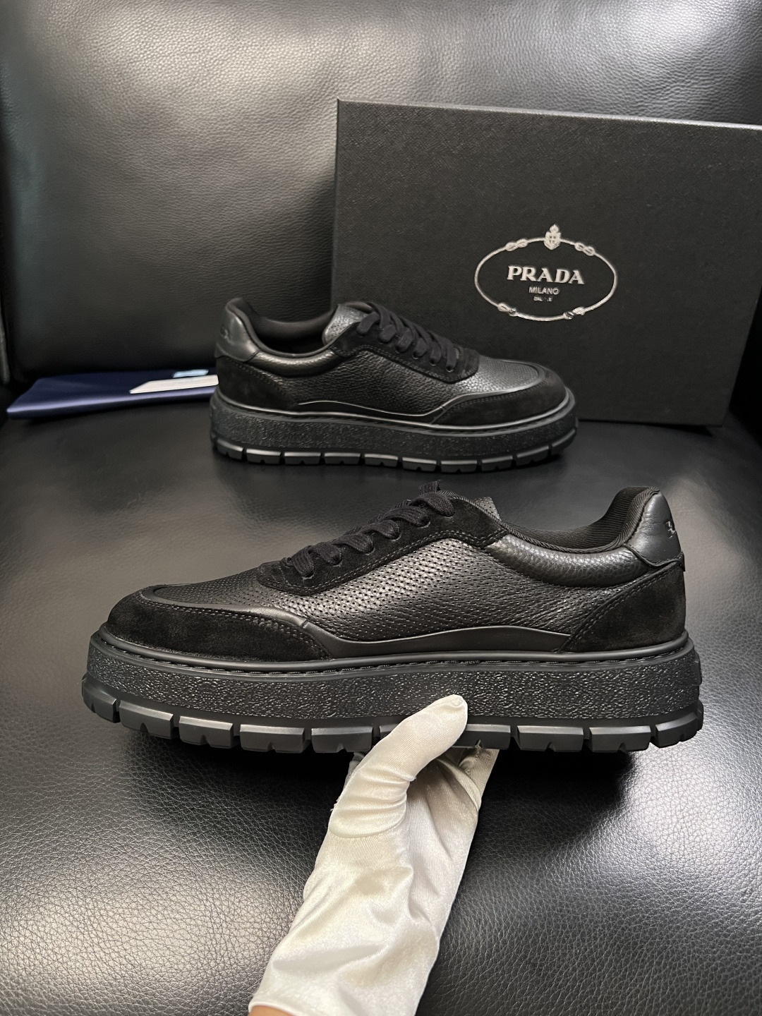 Prada  顶级工艺品，普拉达 专柜同步，原厂配置意大利进口牛皮面料，进口牛皮内里垫，透气舒适，鞋底：