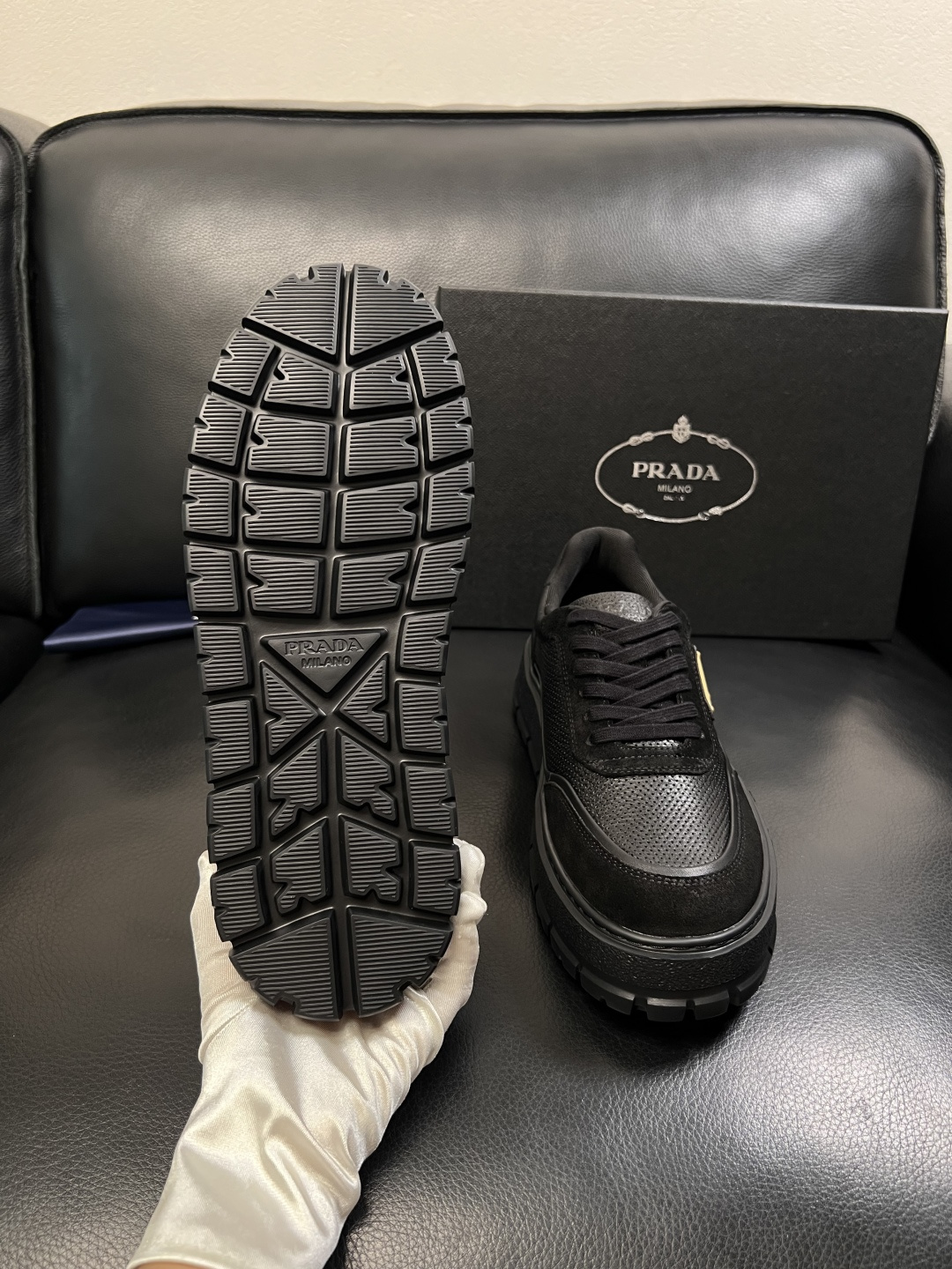 Prada  顶级工艺品，普拉达 专柜同步，原厂配置意大利进口牛皮面料，进口牛皮内里垫，透气舒适，鞋底：