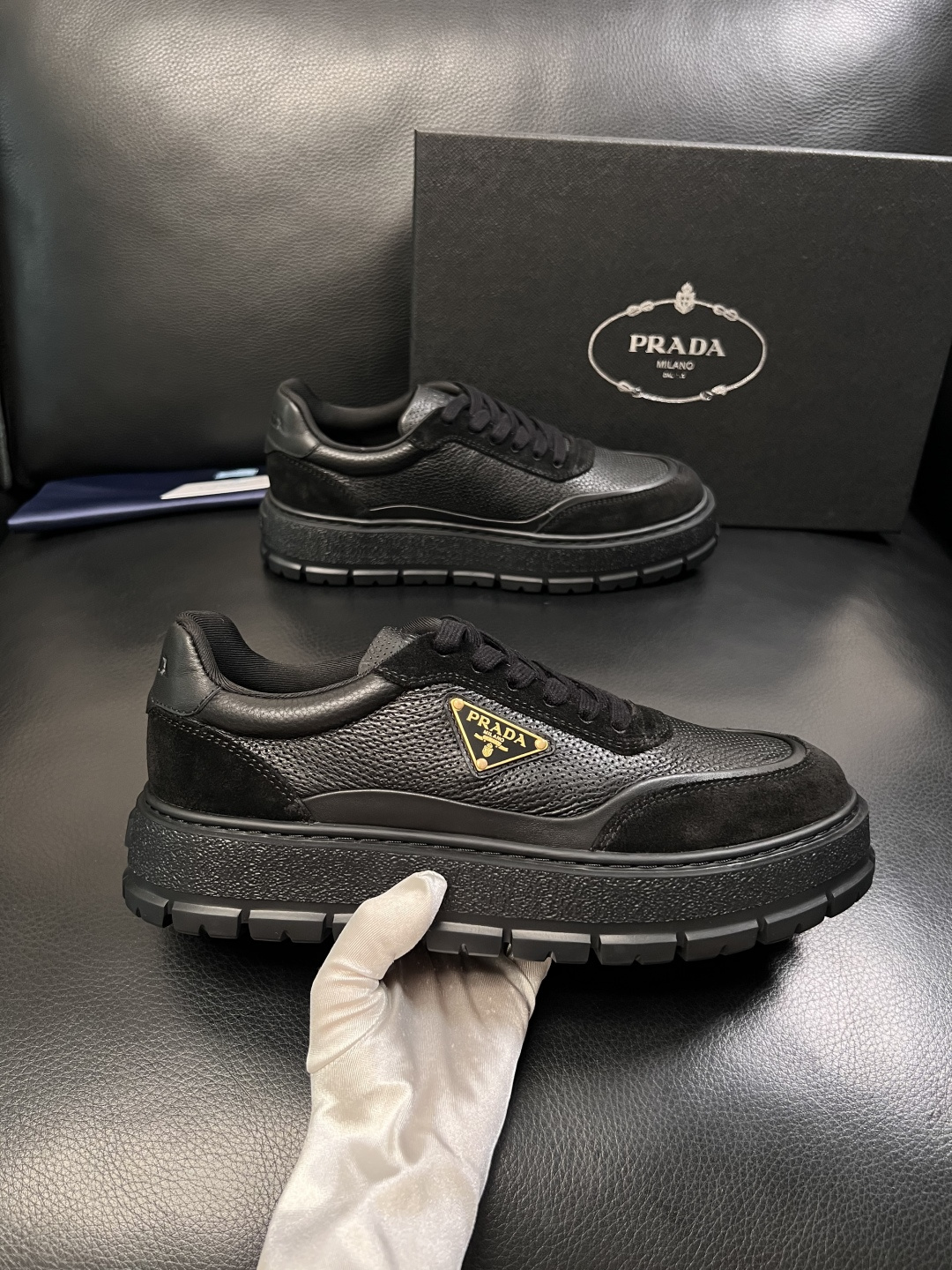 Prada  顶级工艺品，普拉达 专柜同步，原厂配置意大利进口牛皮面料，进口牛皮内里垫，透气舒适，鞋底：