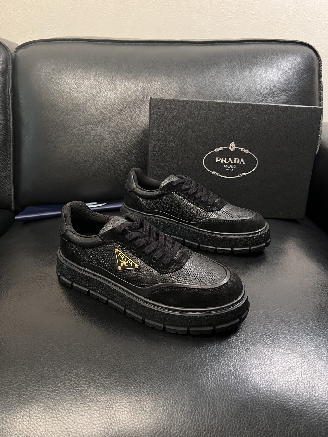 Prada  顶级工艺品，普拉达 专柜同步，原厂配置意大利进口牛皮面料，进口牛皮内里垫，透气舒适，鞋底：