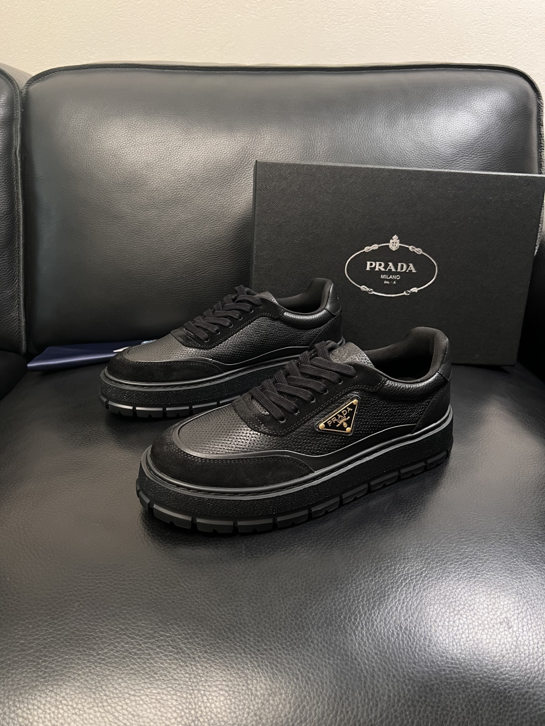 Prada  顶级工艺品，普拉达 专柜同步，原厂配置意大利进口牛皮面料，进口牛皮内里垫，透气舒适，鞋底：