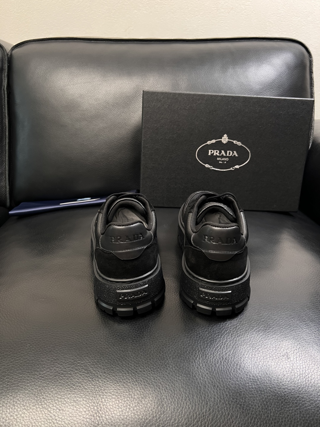 Prada  顶级工艺品，普拉达 专柜同步，原厂配置意大利进口牛皮面料，进口牛皮内里垫，透气舒适，鞋底：