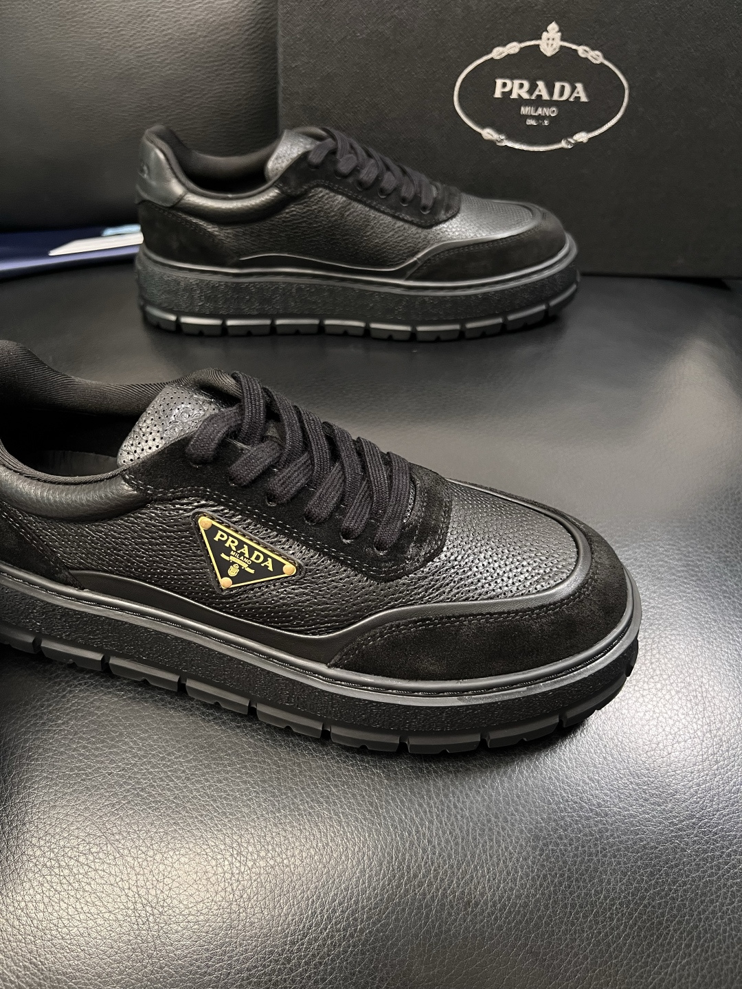 Prada  顶级工艺品，普拉达 专柜同步，原厂配置意大利进口牛皮面料，进口牛皮内里垫，透气舒适，鞋底：