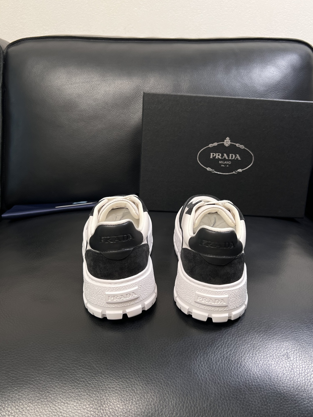 Prada  顶级工艺品，普拉达 专柜同步，原厂配置意大利进口牛皮面料，进口牛皮内里垫，透气舒适，鞋底：