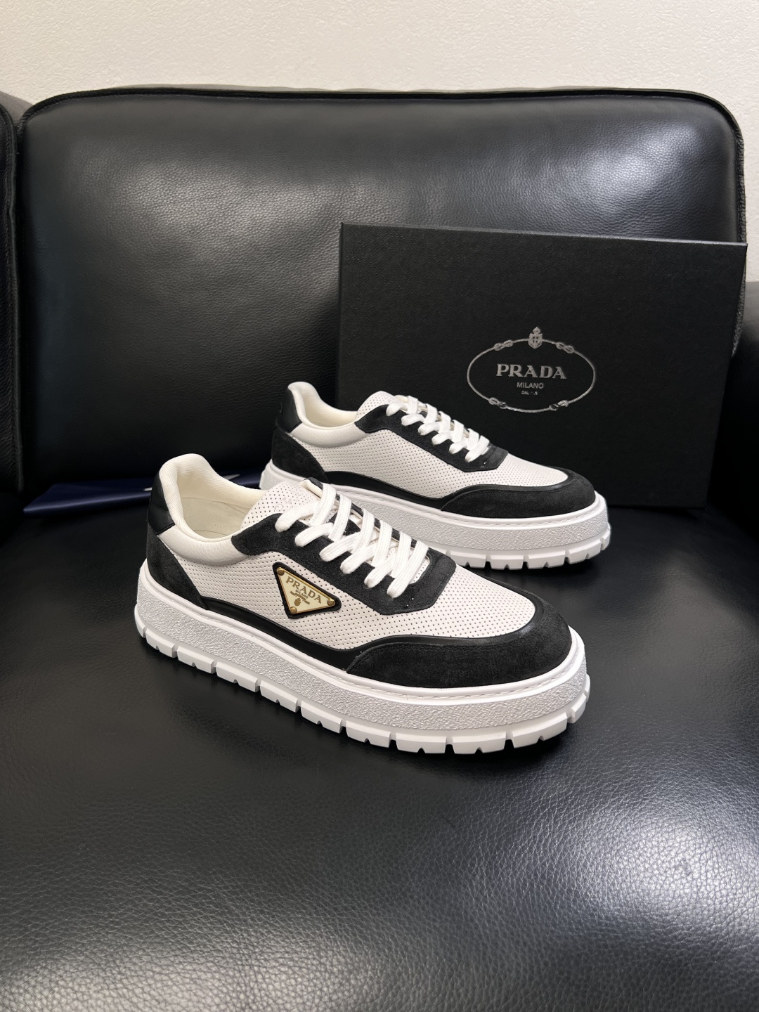 Prada  顶级工艺品，普拉达 专柜同步，原厂配置意大利进口牛皮面料，进口牛皮内里垫，透气舒适，鞋底：