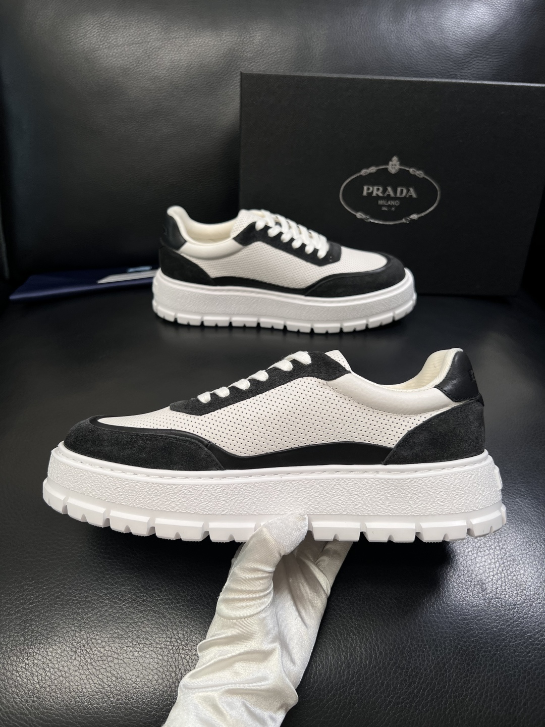 Prada  顶级工艺品，普拉达 专柜同步，原厂配置意大利进口牛皮面料，进口牛皮内里垫，透气舒适，鞋底：