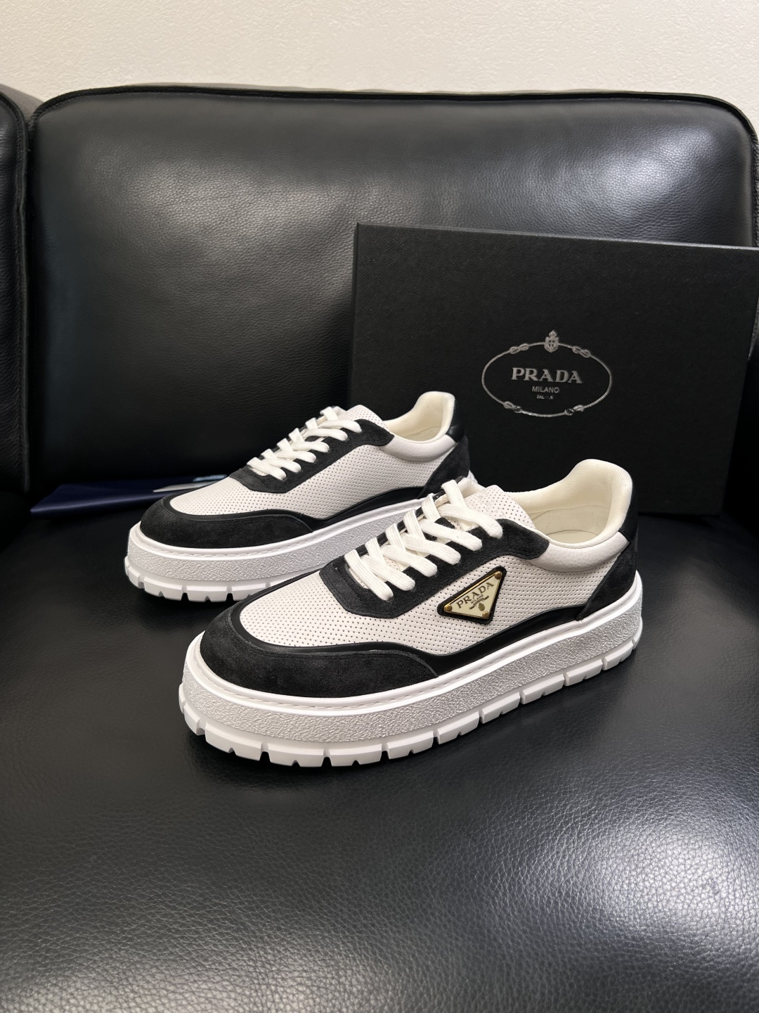 Prada  顶级工艺品，普拉达 专柜同步，原厂配置意大利进口牛皮面料，进口牛皮内里垫，透气舒适，鞋底：