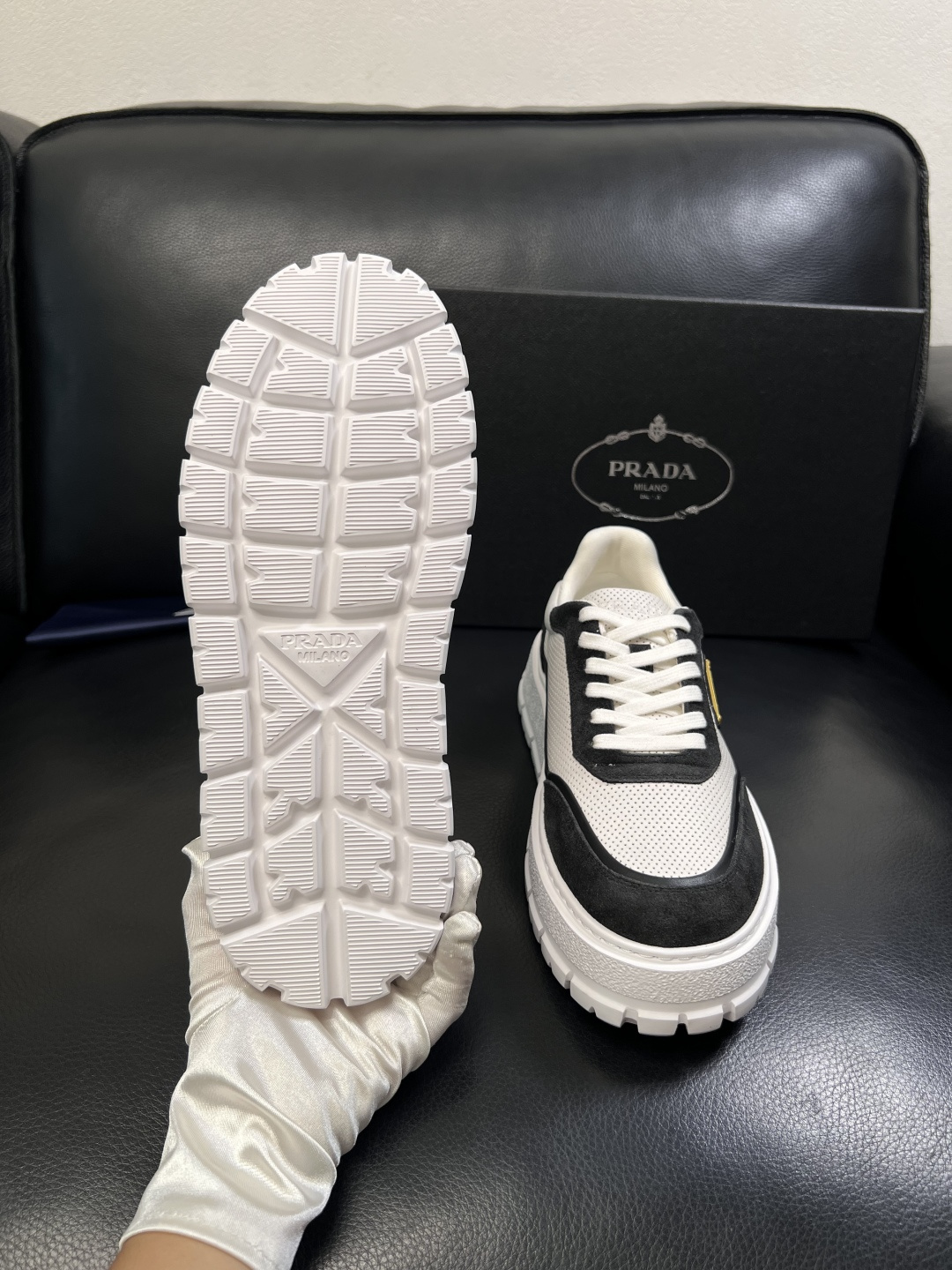 Prada  顶级工艺品，普拉达 专柜同步，原厂配置意大利进口牛皮面料，进口牛皮内里垫，透气舒适，鞋底：