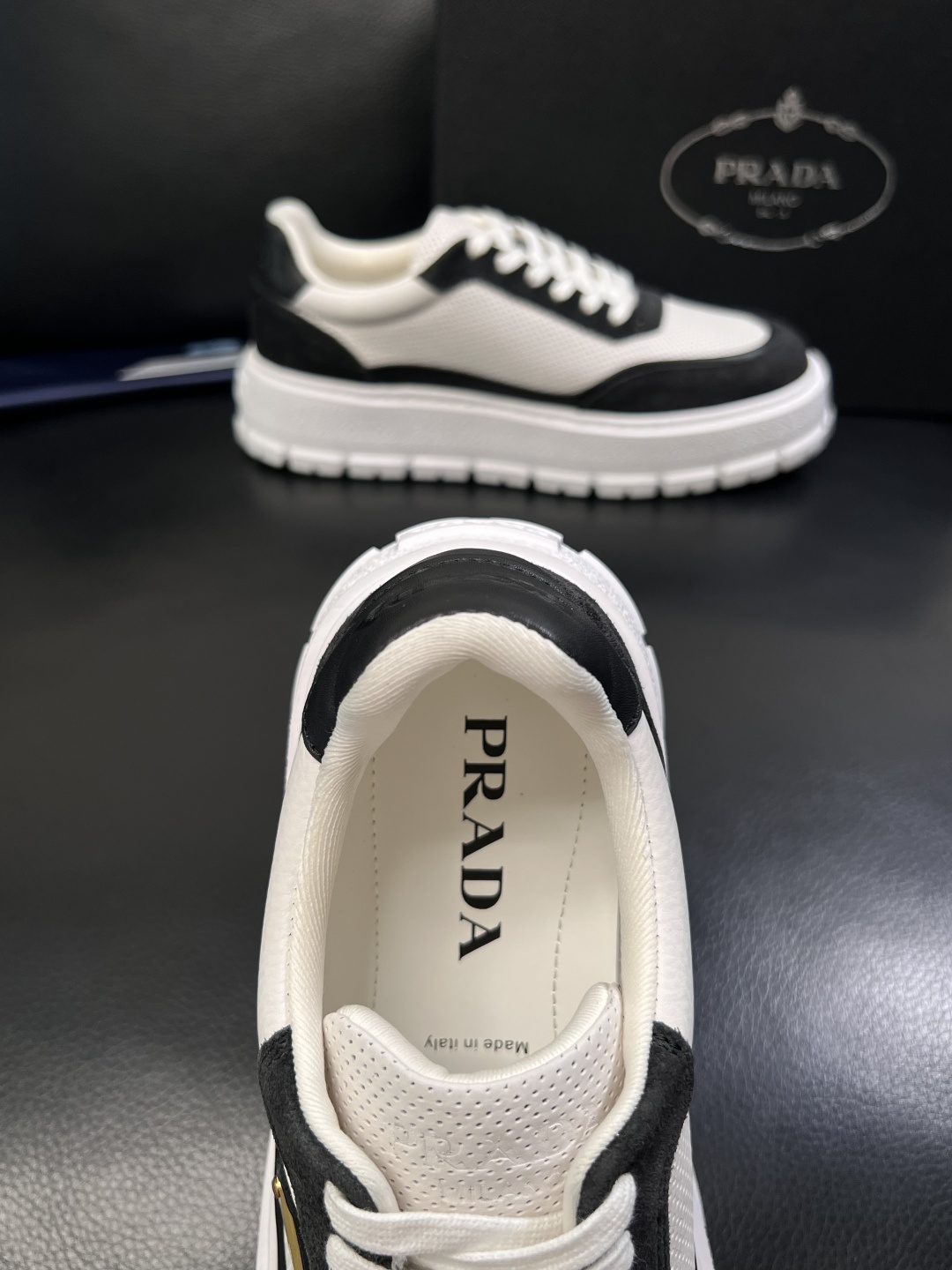 Prada  顶级工艺品，普拉达 专柜同步，原厂配置意大利进口牛皮面料，进口牛皮内里垫，透气舒适，鞋底：