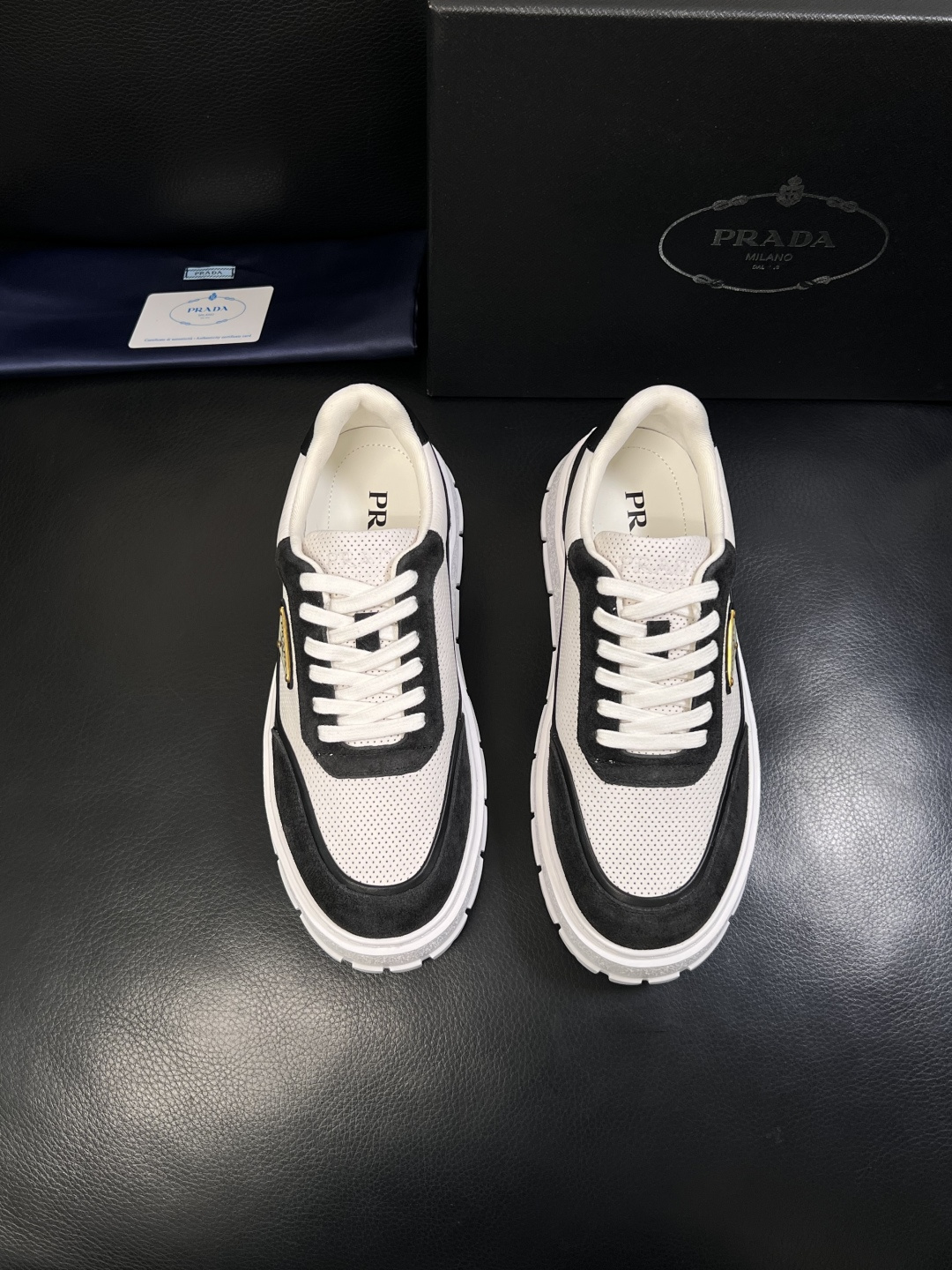 Prada  顶级工艺品，普拉达 专柜同步，原厂配置意大利进口牛皮面料，进口牛皮内里垫，透气舒适，鞋底：