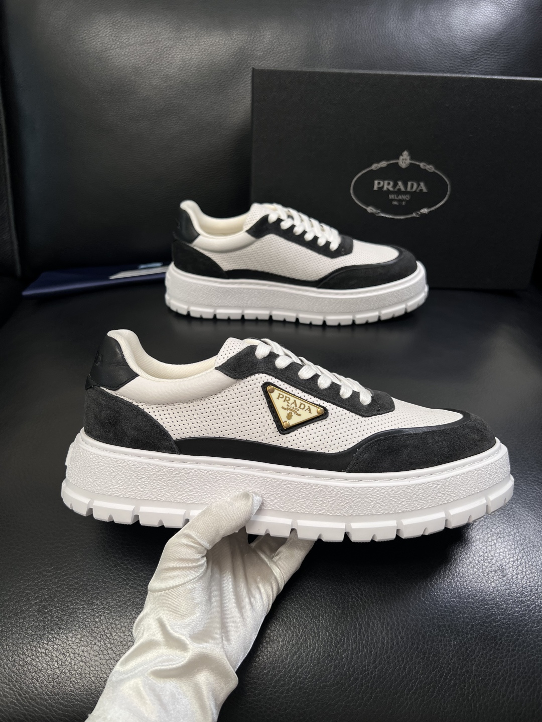 Prada  顶级工艺品，普拉达 专柜同步，原厂配置意大利进口牛皮面料，进口牛皮内里垫，透气舒适，鞋底：