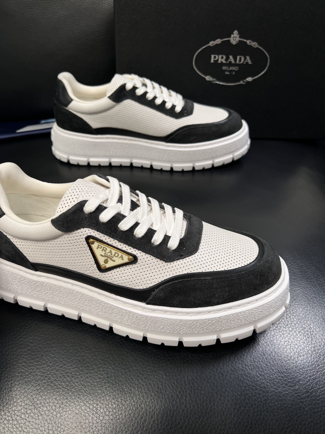 Prada  顶级工艺品，普拉达 专柜同步，原厂配置意大利进口牛皮面料，进口牛皮内里垫，透气舒适，鞋底：