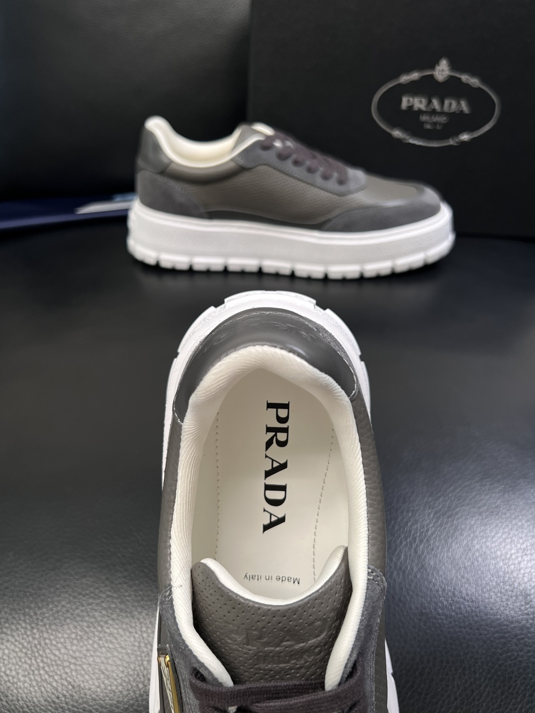 Prada  顶级工艺品，普拉达 专柜同步，原厂配置意大利进口牛皮面料，进口牛皮内里垫，透气舒适，鞋底：
