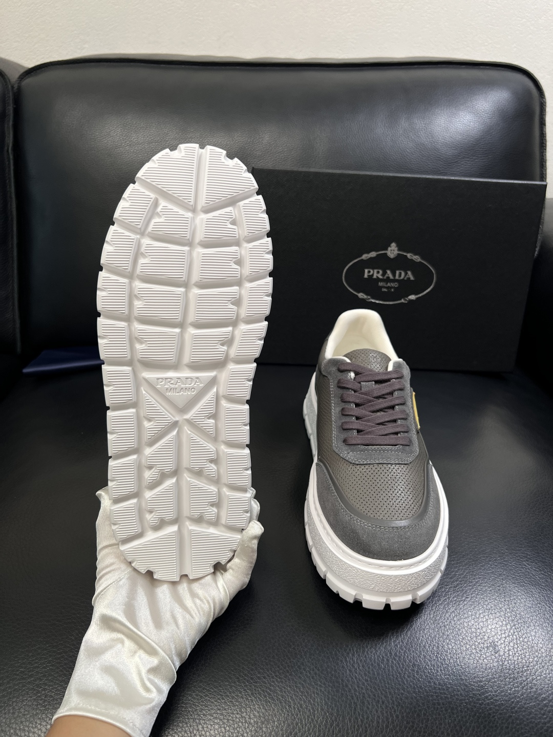 Prada  顶级工艺品，普拉达 专柜同步，原厂配置意大利进口牛皮面料，进口牛皮内里垫，透气舒适，鞋底：