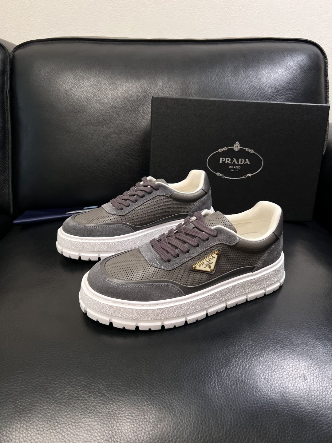 Prada  顶级工艺品，普拉达 专柜同步，原厂配置意大利进口牛皮面料，进口牛皮内里垫，透气舒适，鞋底：