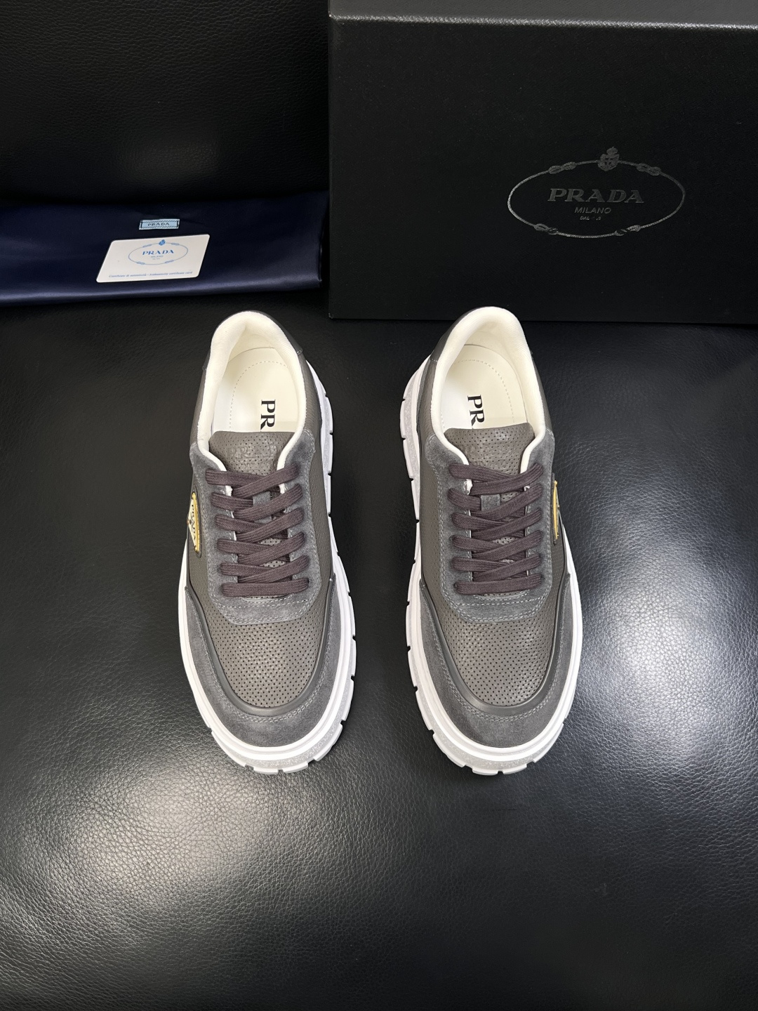 Prada  顶级工艺品，普拉达 专柜同步，原厂配置意大利进口牛皮面料，进口牛皮内里垫，透气舒适，鞋底：