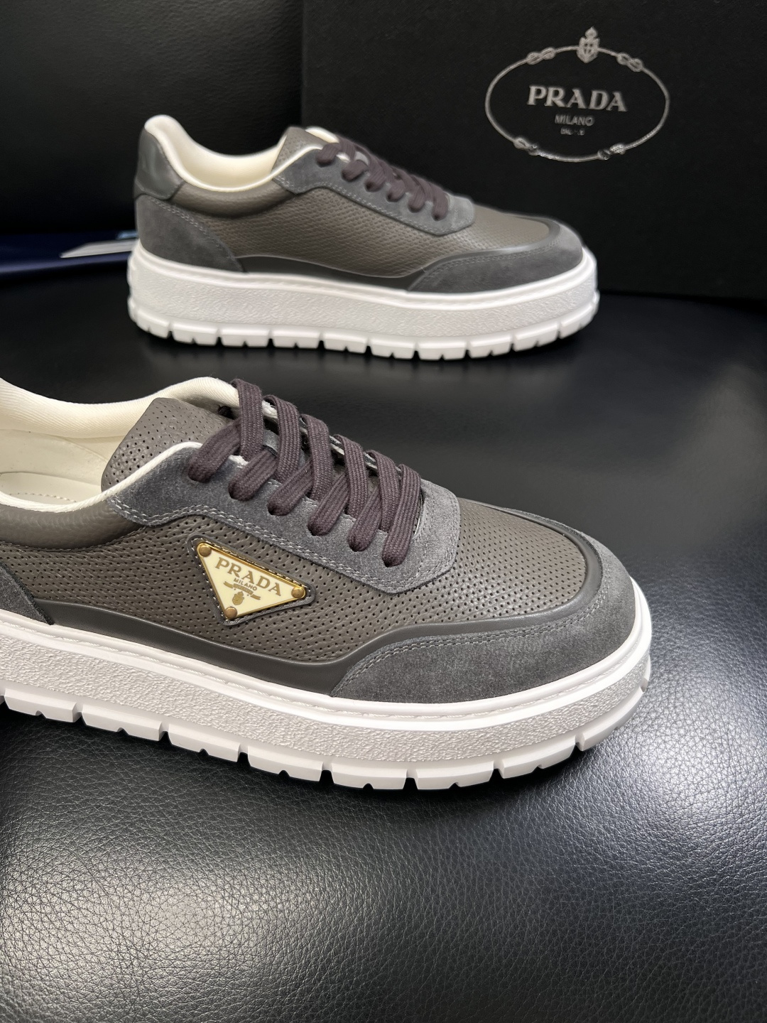 Prada  顶级工艺品，普拉达 专柜同步，原厂配置意大利进口牛皮面料，进口牛皮内里垫，透气舒适，鞋底：