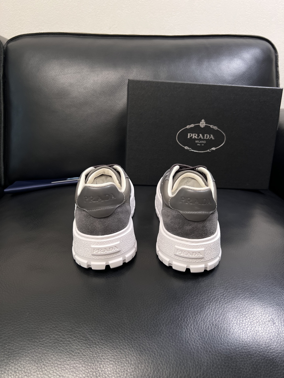 Prada  顶级工艺品，普拉达 专柜同步，原厂配置意大利进口牛皮面料，进口牛皮内里垫，透气舒适，鞋底：