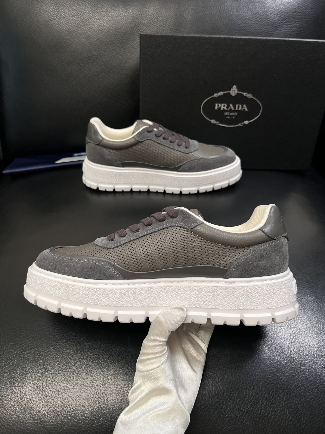 Prada  顶级工艺品，普拉达 专柜同步，原厂配置意大利进口牛皮面料，进口牛皮内里垫，透气舒适，鞋底：