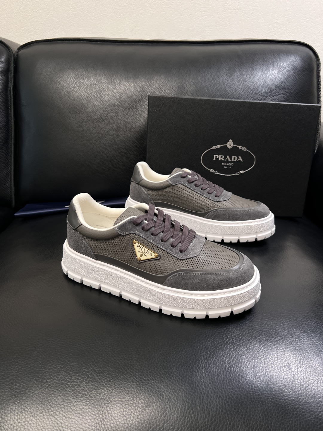 Prada  顶级工艺品，普拉达 专柜同步，原厂配置意大利进口牛皮面料，进口牛皮内里垫，透气舒适，鞋底：