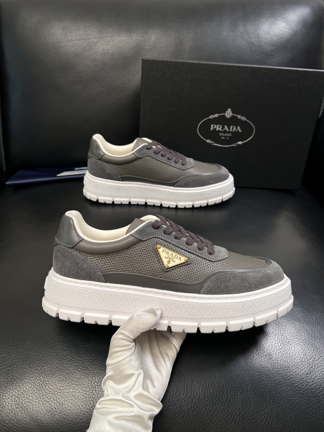 Prada  顶级工艺品，普拉达 专柜同步，原厂配置意大利进口牛皮面料，进口牛皮内里垫，透气舒适，鞋底：