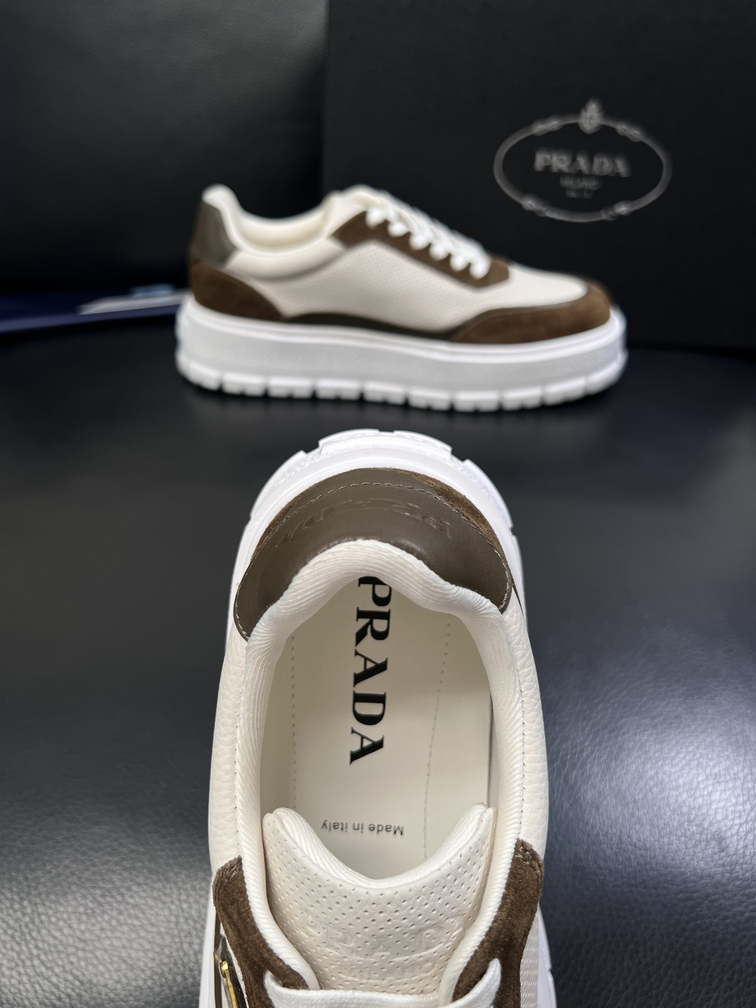 Prada  顶级工艺品，普拉达 专柜同步，原厂配置意大利进口牛皮面料，进口牛皮内里垫，透气舒适，鞋底：