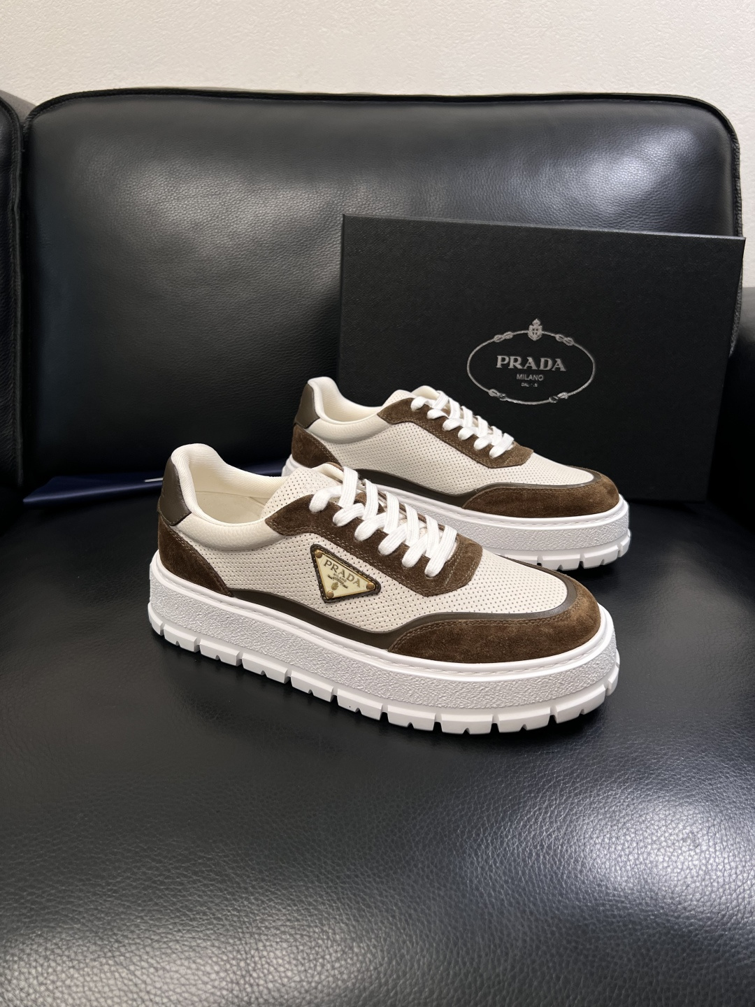 Prada  顶级工艺品，普拉达 专柜同步，原厂配置意大利进口牛皮面料，进口牛皮内里垫，透气舒适，鞋底：