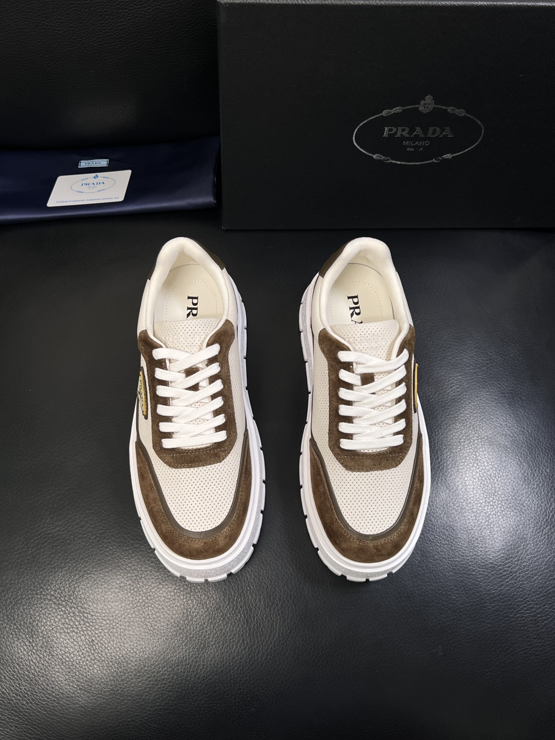 Prada  顶级工艺品，普拉达 专柜同步，原厂配置意大利进口牛皮面料，进口牛皮内里垫，透气舒适，鞋底：