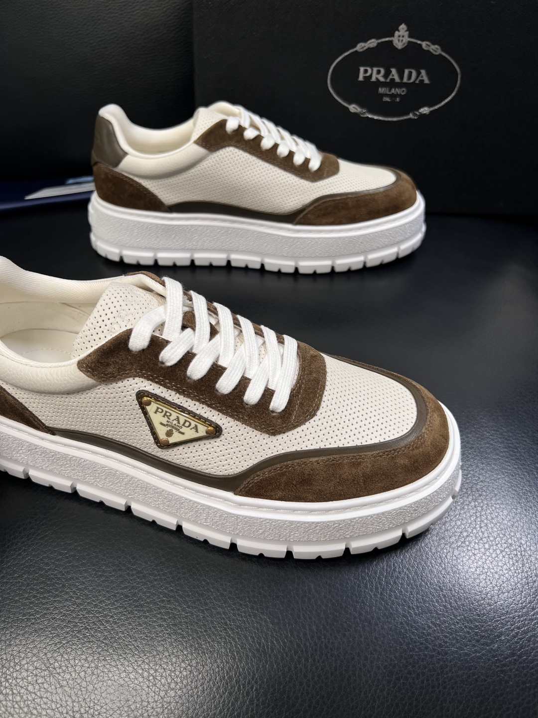 Prada  顶级工艺品，普拉达 专柜同步，原厂配置意大利进口牛皮面料，进口牛皮内里垫，透气舒适，鞋底：