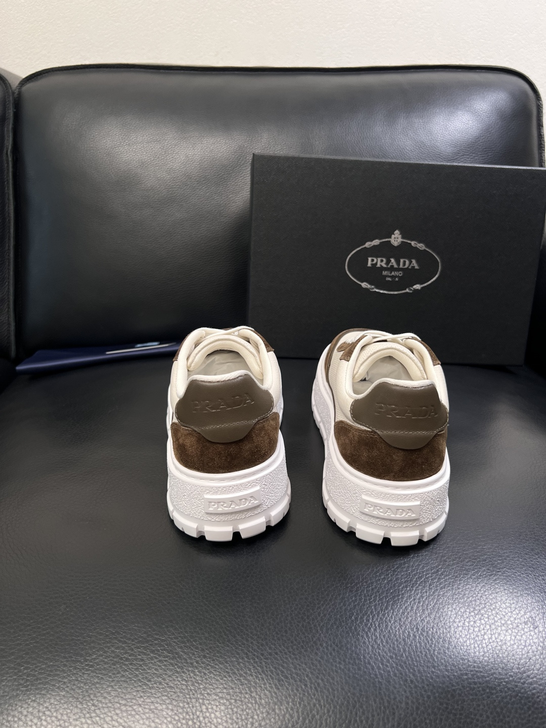 Prada  顶级工艺品，普拉达 专柜同步，原厂配置意大利进口牛皮面料，进口牛皮内里垫，透气舒适，鞋底：