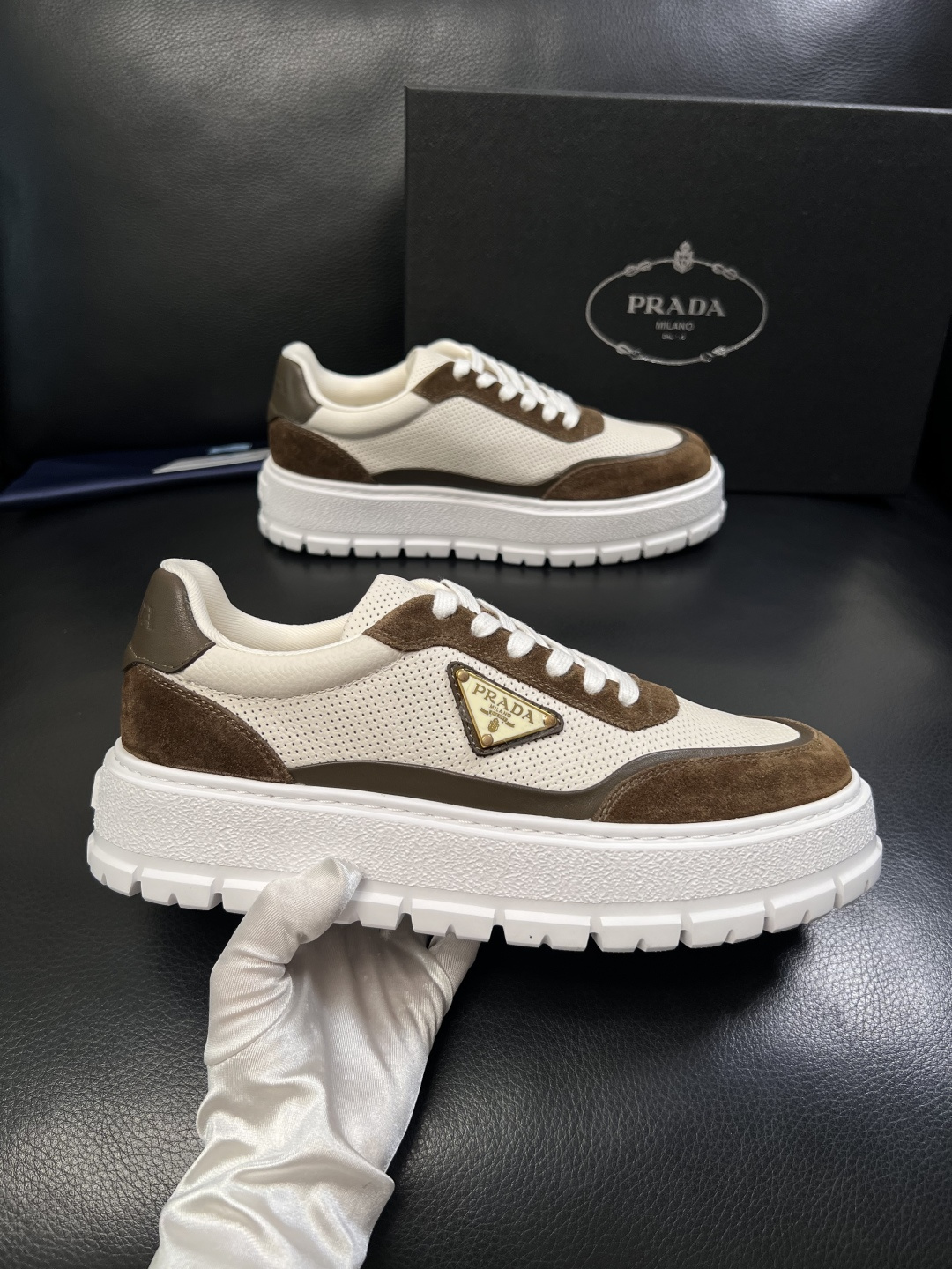 Prada  顶级工艺品，普拉达 专柜同步，原厂配置意大利进口牛皮面料，进口牛皮内里垫，透气舒适，鞋底：
