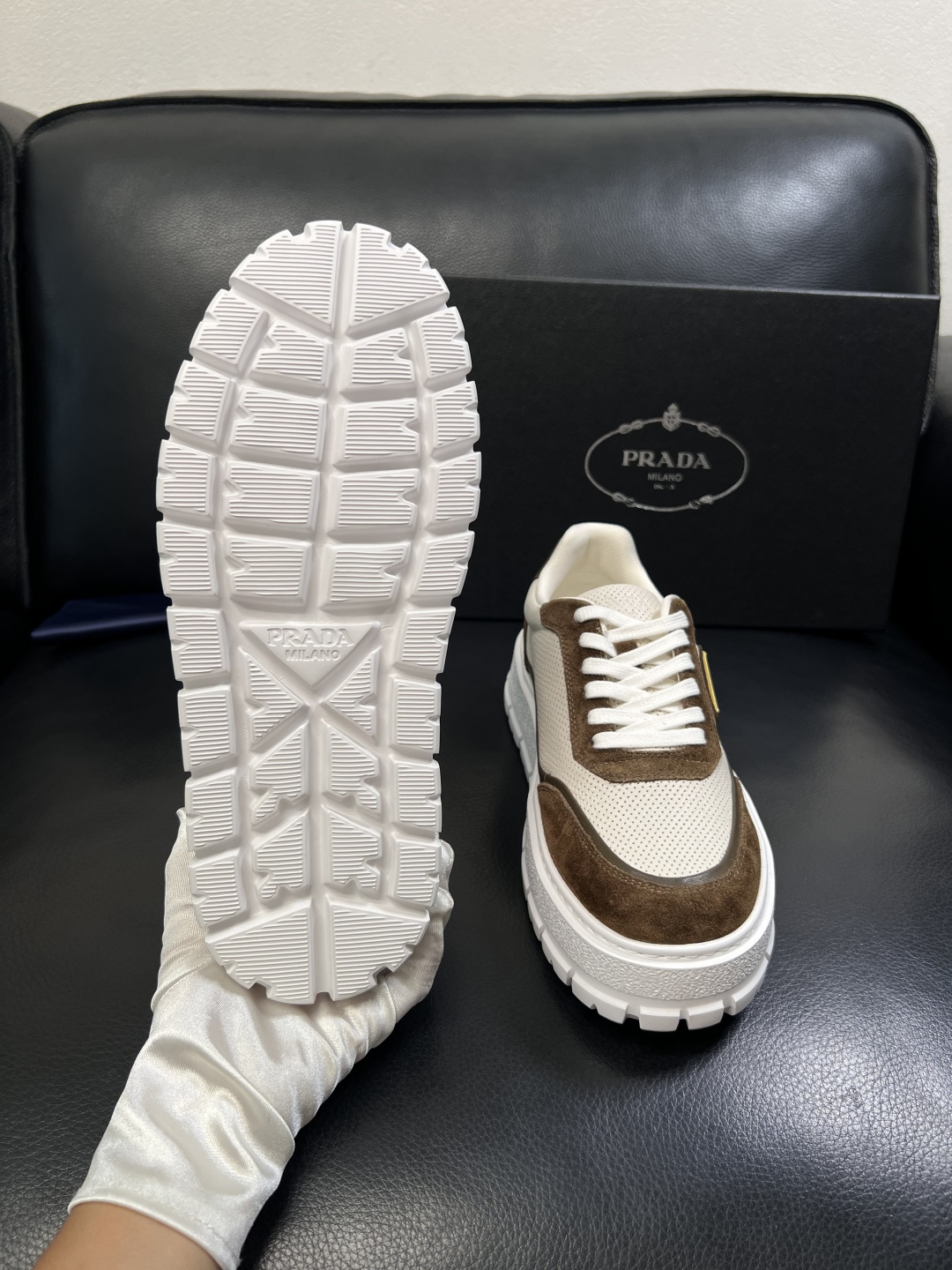 Prada  顶级工艺品，普拉达 专柜同步，原厂配置意大利进口牛皮面料，进口牛皮内里垫，透气舒适，鞋底：