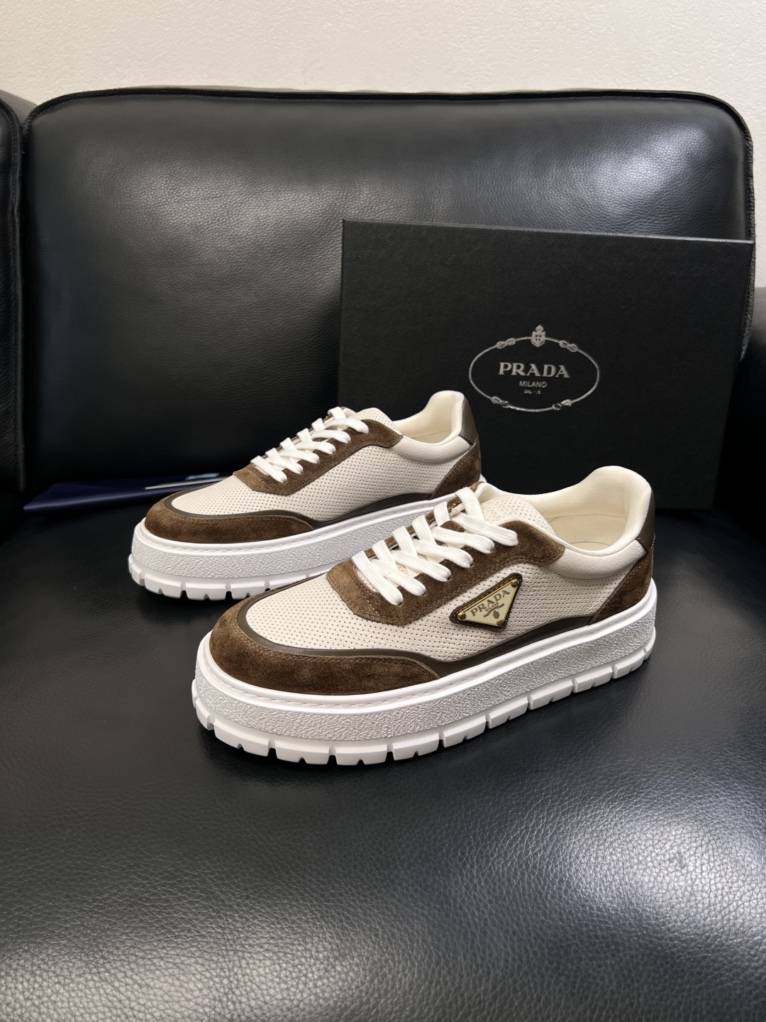 Prada  顶级工艺品，普拉达 专柜同步，原厂配置意大利进口牛皮面料，进口牛皮内里垫，透气舒适，鞋底：