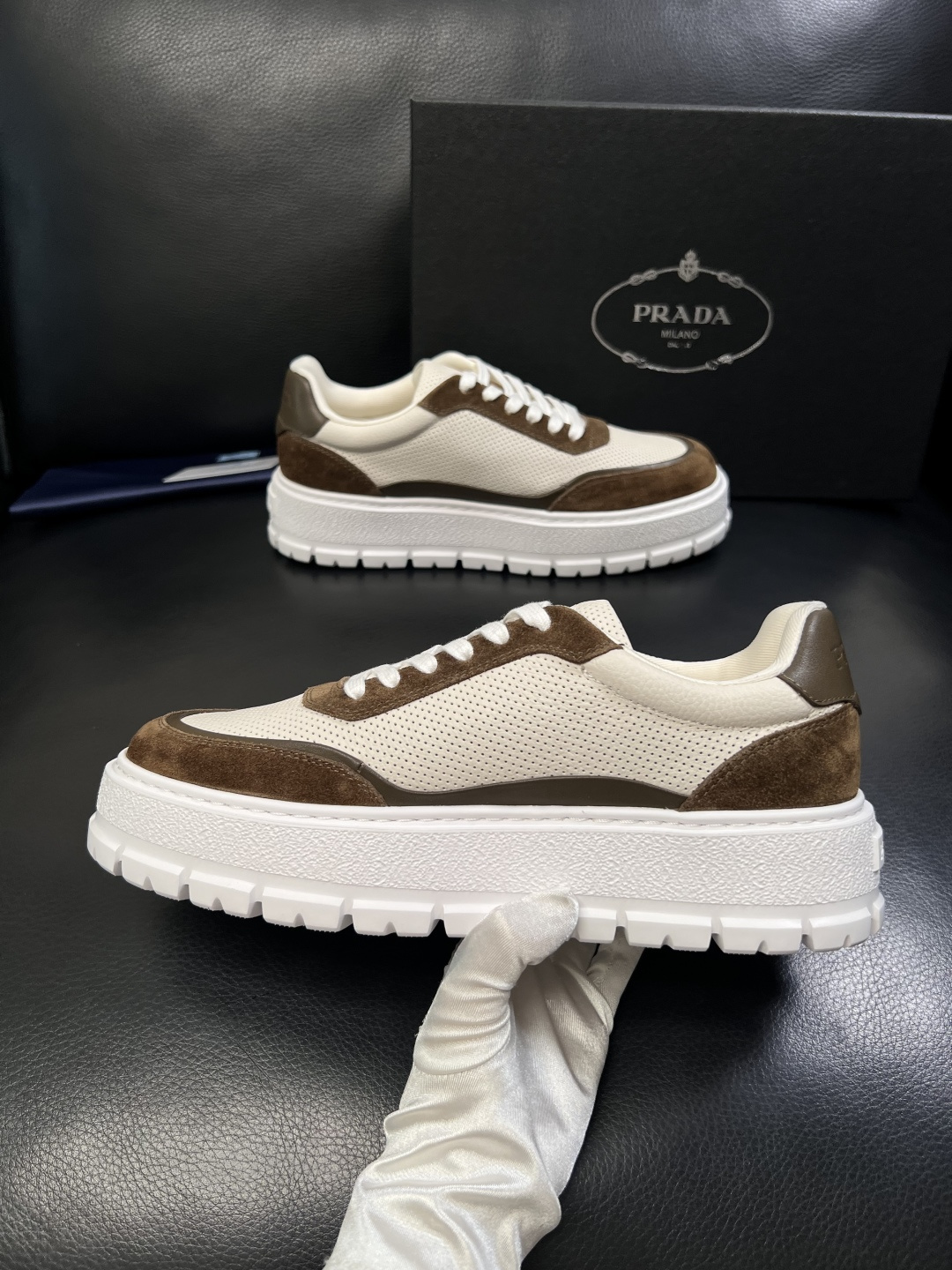 Prada  顶级工艺品，普拉达 专柜同步，原厂配置意大利进口牛皮面料，进口牛皮内里垫，透气舒适，鞋底：