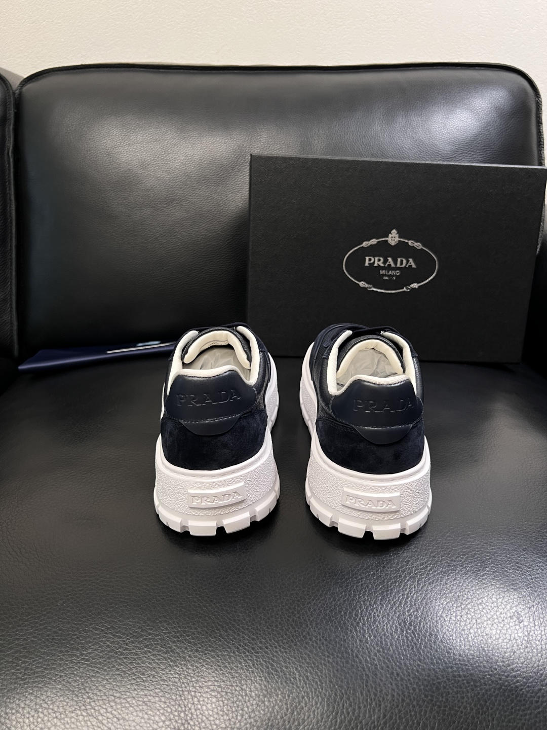 Prada  顶级工艺品，普拉达 专柜同步，原厂配置意大利进口牛皮面料，进口牛皮内里垫，透气舒适，鞋底：