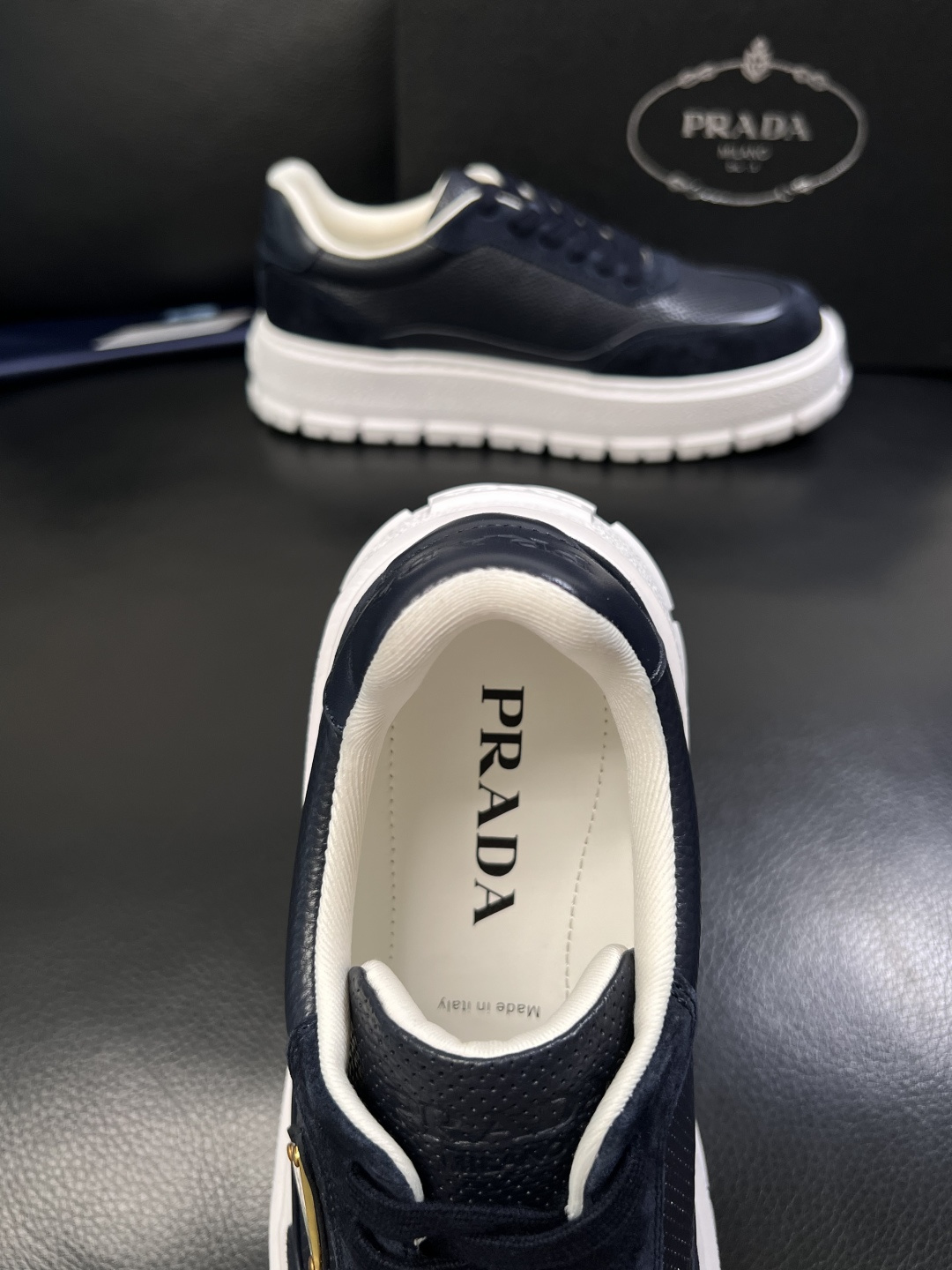 Prada  顶级工艺品，普拉达 专柜同步，原厂配置意大利进口牛皮面料，进口牛皮内里垫，透气舒适，鞋底：