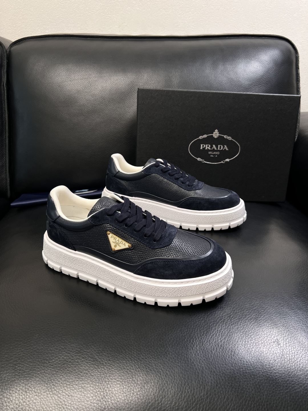 Prada  顶级工艺品，普拉达 专柜同步，原厂配置意大利进口牛皮面料，进口牛皮内里垫，透气舒适，鞋底：